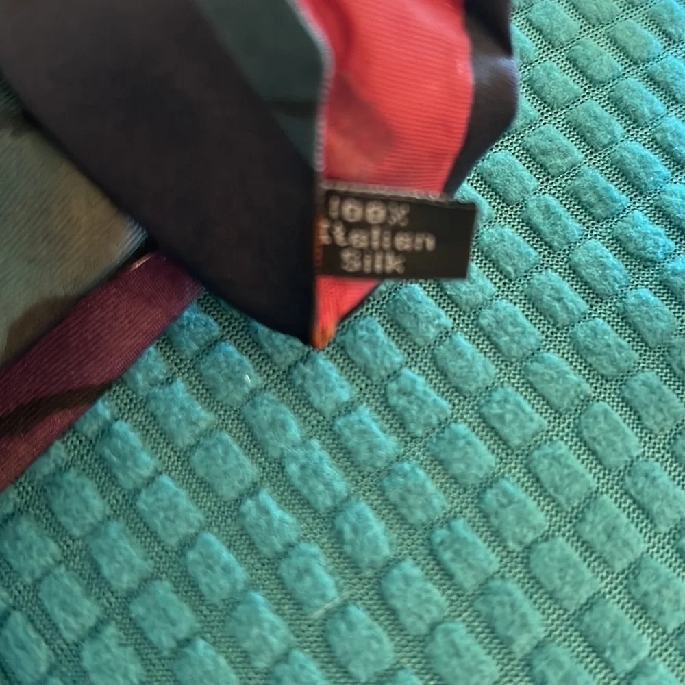 🔹 Halston Vintage Silk Necktie